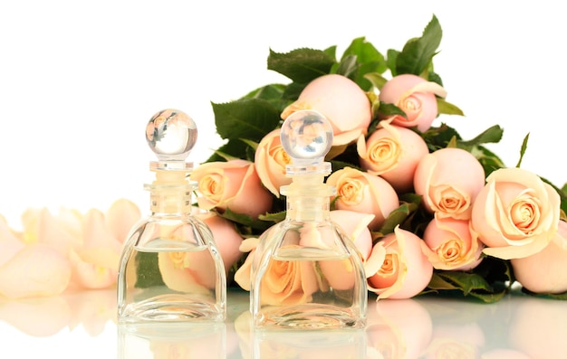 Beau bouquet de roses et de parfum, isolé sur blanc