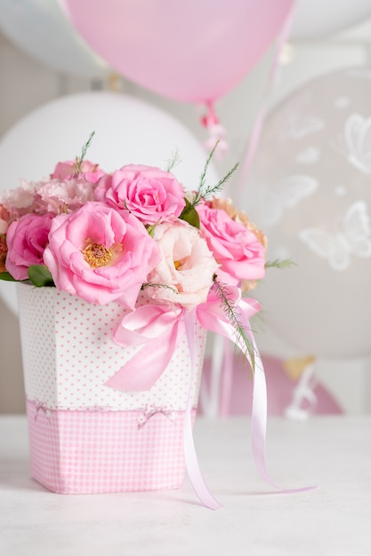 Beau bouquet de roses pastel et eustomas dans une boîte