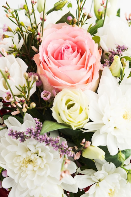 Beau bouquet de roses et de petites fleurs décoratives