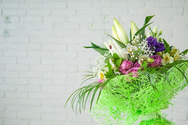 Beau bouquet de roses pivoines lisianthus et alstroemeria isolé sur fond blanc