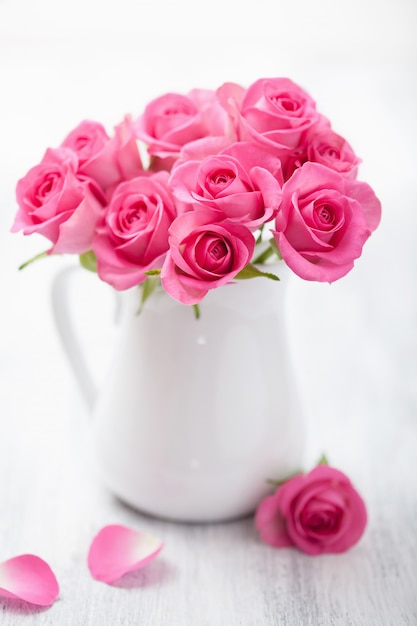 Beau bouquet de roses roses dans un vase