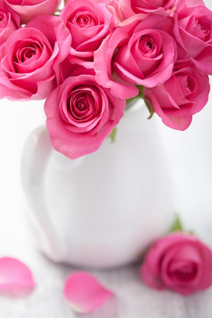 Beau bouquet de roses roses dans un vase