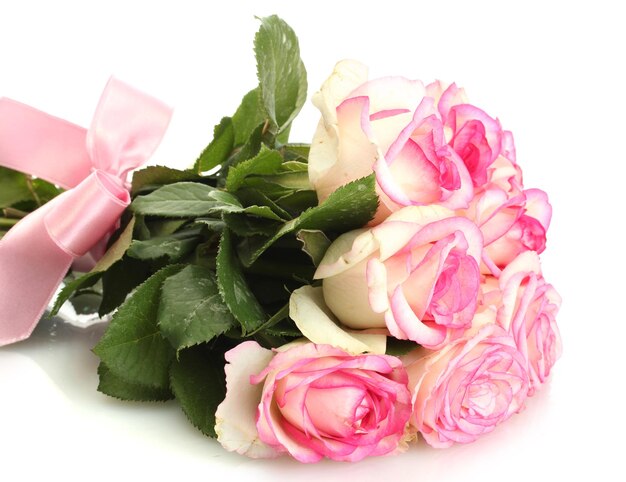 Beau bouquet de roses roses isolé sur blanc