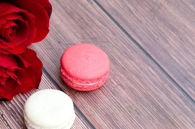 Beau bouquet de roses rouges et des macarons