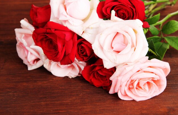 Beau bouquet de roses sur table close-up