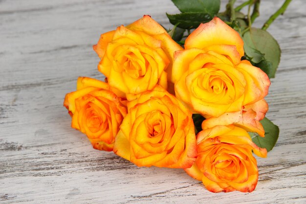 Beau bouquet de roses sur table close-up