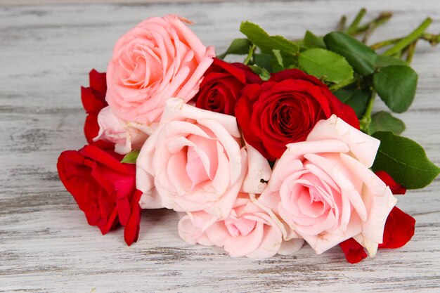 Beau bouquet de roses sur table close-up