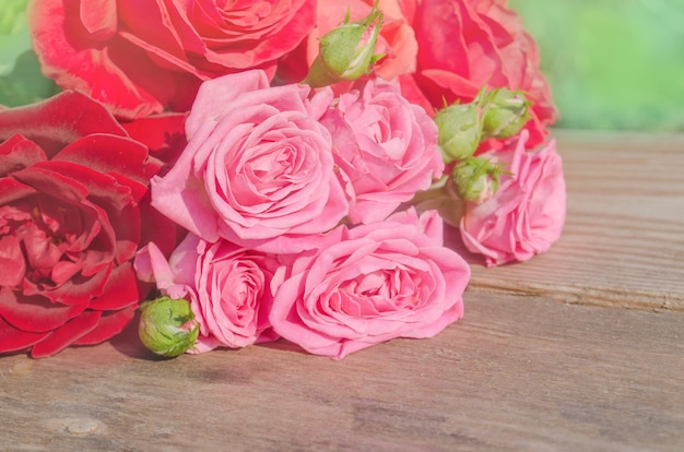 Beau bouquet de roses sur table