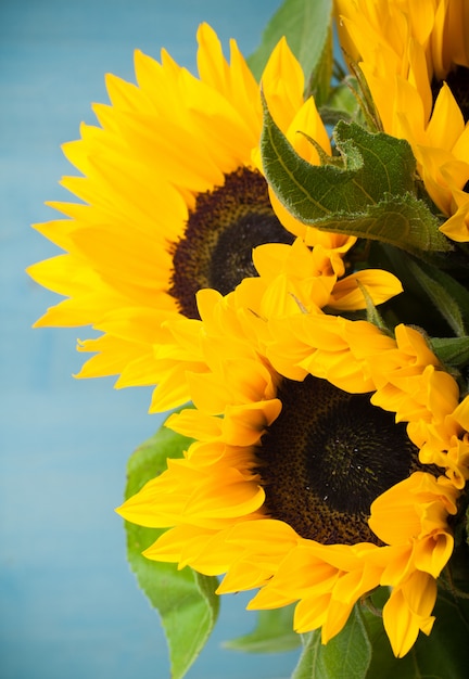 Beau bouquet de tournesols dans un vase blanc