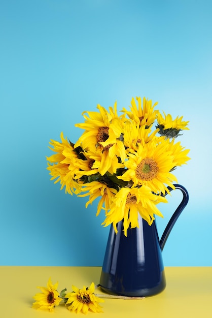 Beau bouquet de tournesols dans un vase en métal