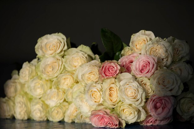 Beau bouquet vintage de roses blanches sur fond sombre