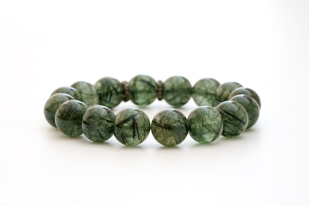 Beau bracelet de perles de pierres précieuses de quartz rutile verdâtre rare naturel sur fond blanc