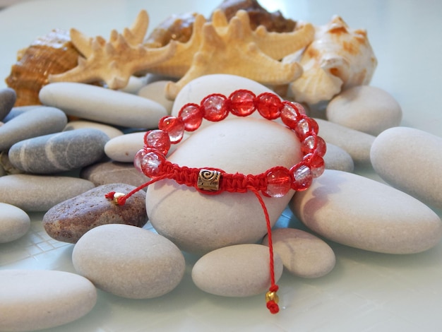 Beau bracelet rouge sur pierres