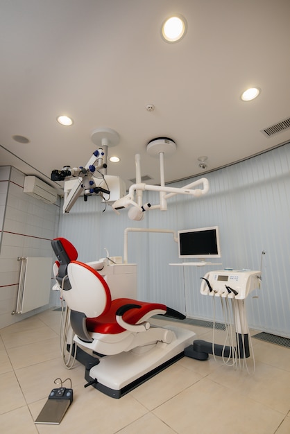Beau cabinet dentaire blanc avec de nouveaux équipements modernes