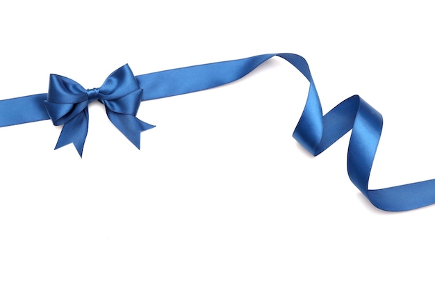 Beau cadeau arc bleu avec ruban isolé sur fond blanc.