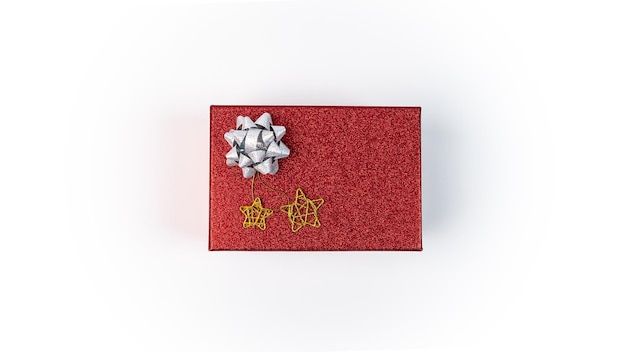 Beau cadeau de boîte rouge avec décoration de Noël arc argent isolé sur fond blanc. Ornements de Noël avec espace de copie pour le texte. Élément de conception de décor réaliste de nouvel an pour célébrer la carte ou le dépliant