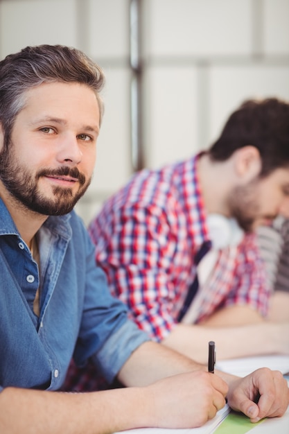 beau cadre avec collègue au bureau créatif