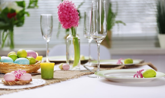 Beau cadre de table de Pâques de vacances