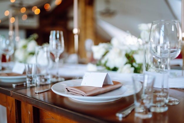 Beau cadre de table pour la réception de mariage de fête, événement festif Banquet cadre verres assiettes