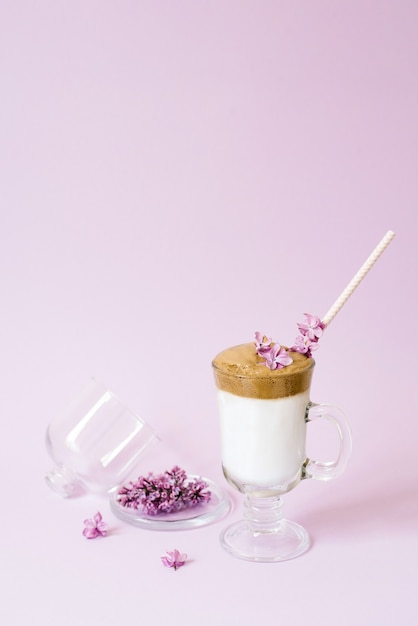 Beau café dalgona de boisson avec de la mousse et un tube de papier dans un transparent