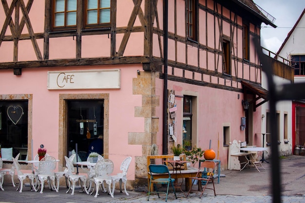 Beau café en plein air dans les rues de la ville de conte de fées de Rothenburg, Allemagne