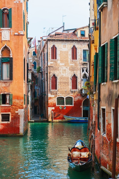 Beau canal à l'ancienne architecture médiévale à Venise, Italie. Destination de voyage célèbre