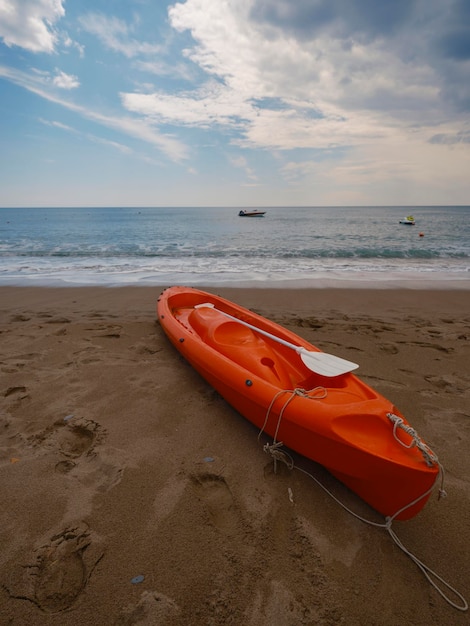 Un beau canoë rouge sur la plage