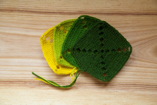 Un beau carré vert au crochet