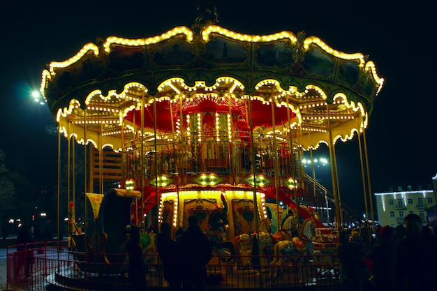 Photo beau carrousel dans les vacances du nouvel an à chernihiv dans la nuit