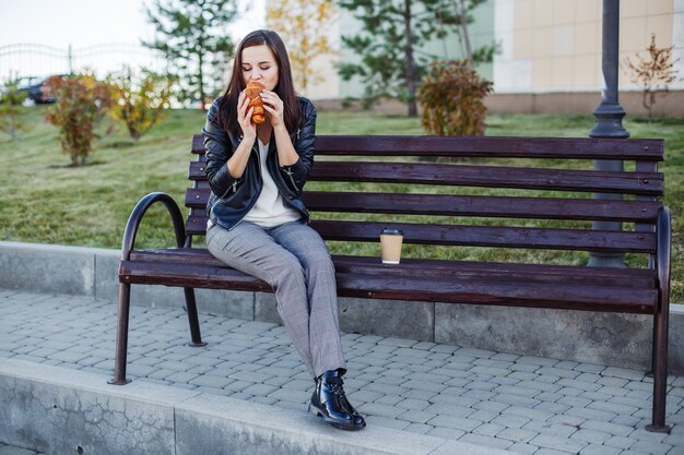 Beau, caucasien, femme, séance, Parc, manger, croissant