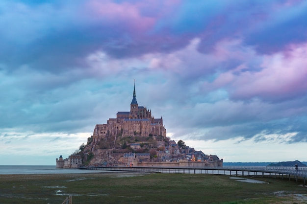 Beau célèbre Mont Saint Michel au coucher du soleil, Normandie, France