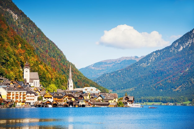 Beau et célèbre village de Hallstatt dans les Alpes autrichiennes