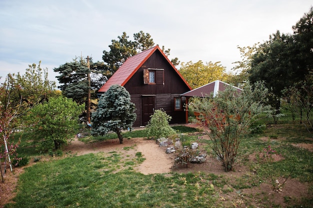 Beau chalet d'été ou maison de campagne avec jardin