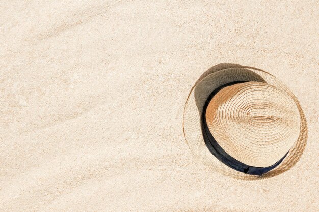 Photo beau chapeau élégant sur le rivage de sable du fond de la mer