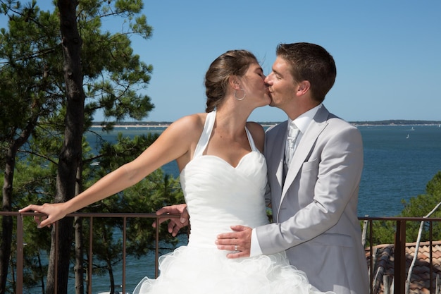 Beau et charmant couple de mariage à la plage