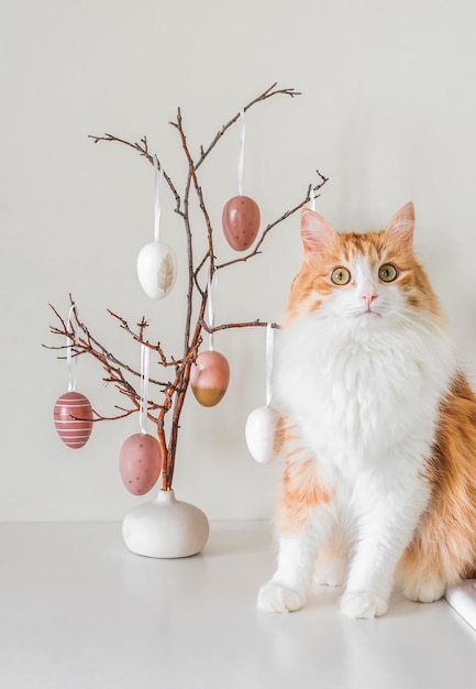 Beau chat roux et décor de bouquet de pâques sur la table du salon