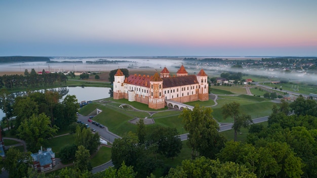 Photo beau château biélorusse à vol d'oiseau