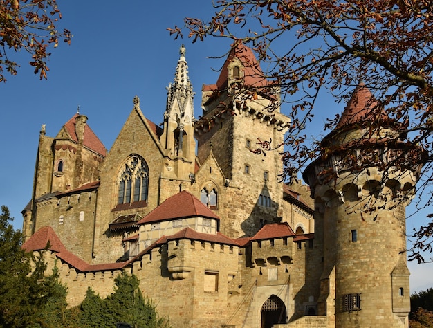 Beau château médiéval de Kreuzenstein dans le village de Leobendorf près de Vienne Autriche Europe Journée d'automne