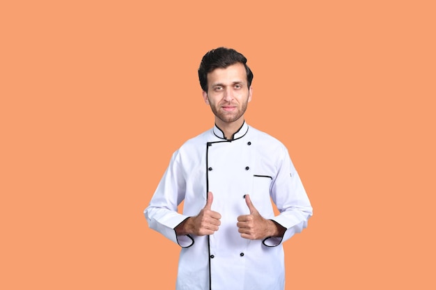 beau chef cuisinier avant pose pouce en l'air tenue blanche modèle pakistanais indien