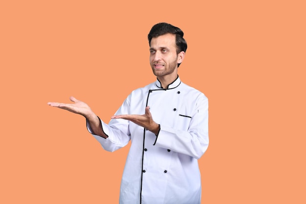 beau chef présentant quelque chose de blanc tenue modèle pakistanais indien