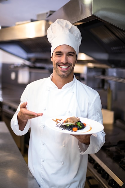 Photo beau chef présentant un repas