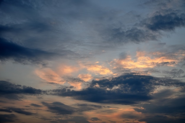 Beau ciel au coucher du soleil en été.