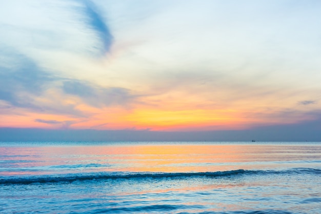 Beau ciel au coucher du soleil sur la plage