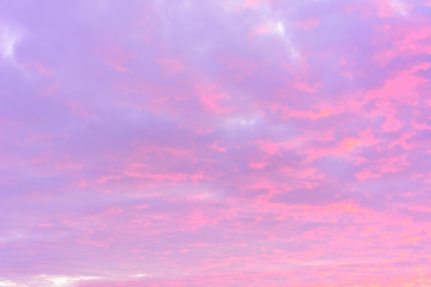 Beau ciel bleu au coucher du soleil. Nuages lumineux. Fond de ciel.