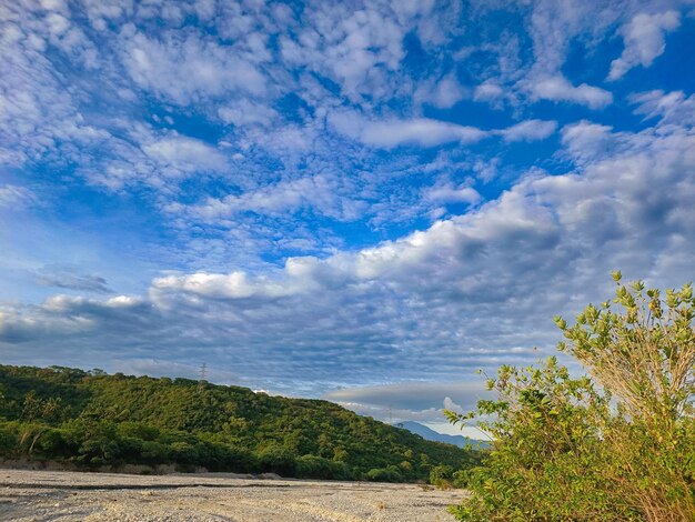 Photo beau ciel bleu au-dessus de la montagne et de la rivière sèche