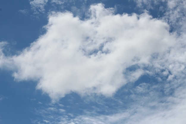 Beau ciel bleu et beau nuage de cirrus aux beaux jours. peut utiliser la bannière, l'arrière-plan, le papier peint.