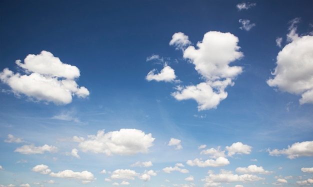 Le beau ciel bleu avec beaucoup de nuages pendant la journée