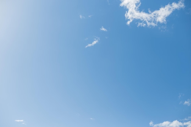 Beau ciel bleu clair avec des nuages en journée d'été ensoleillée