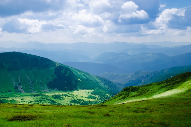 Beau ciel bleu et clairière haut dans les montagnes des Carpates