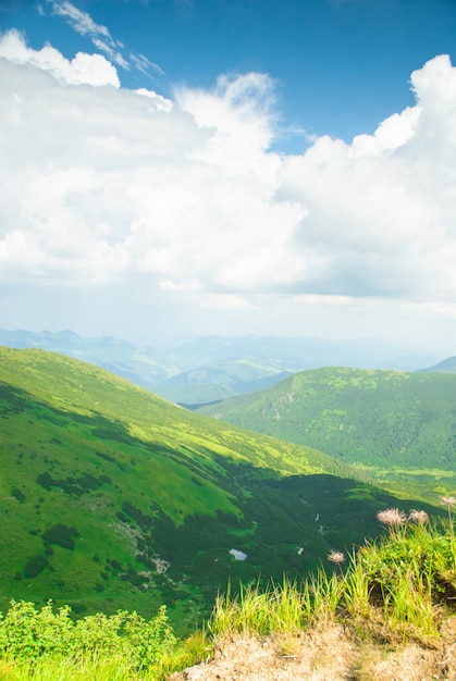 Beau ciel bleu et clairière haut dans les montagnes des Carpates